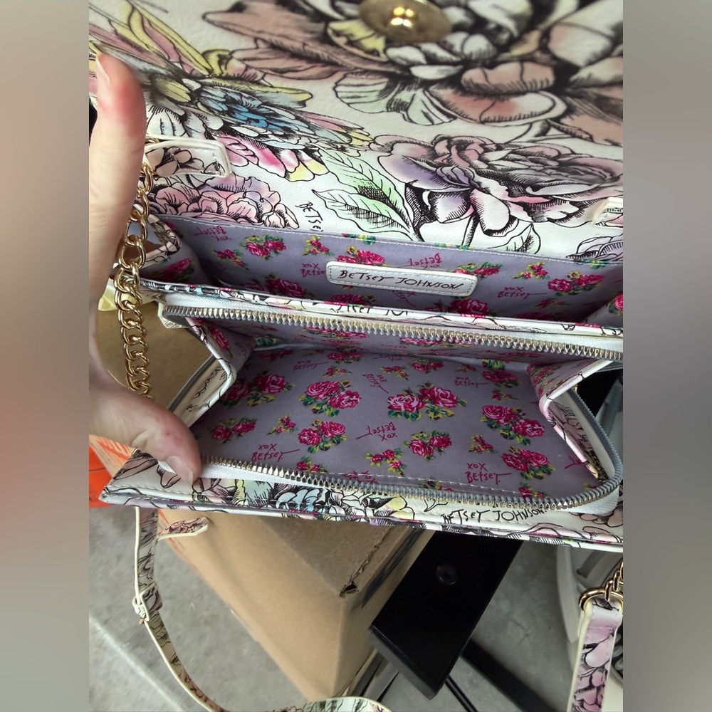 Betsey Johnson XO Sadie floral print crossbody purse/wallet
 new without tags - Picture 8 of 8